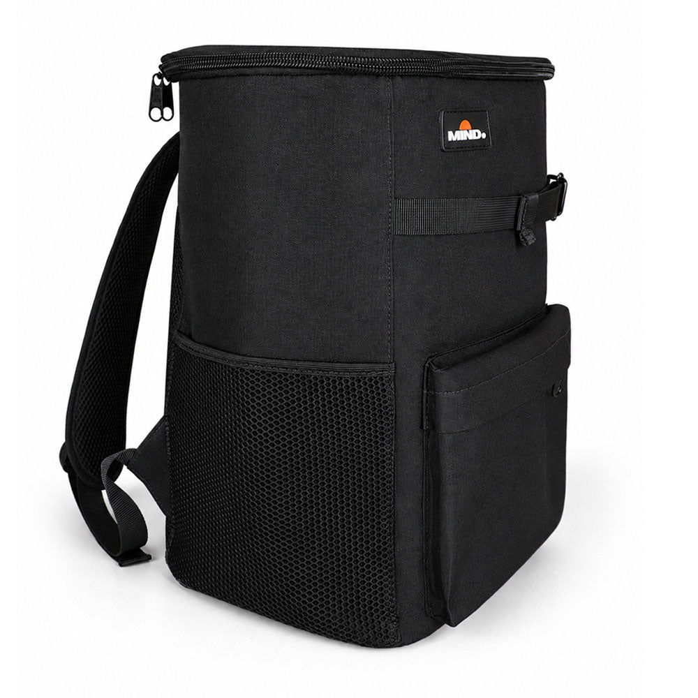 Mochila térmica MIND. All Black em três quartos, com alças acolchoadas e bolso lateral em tela mesh