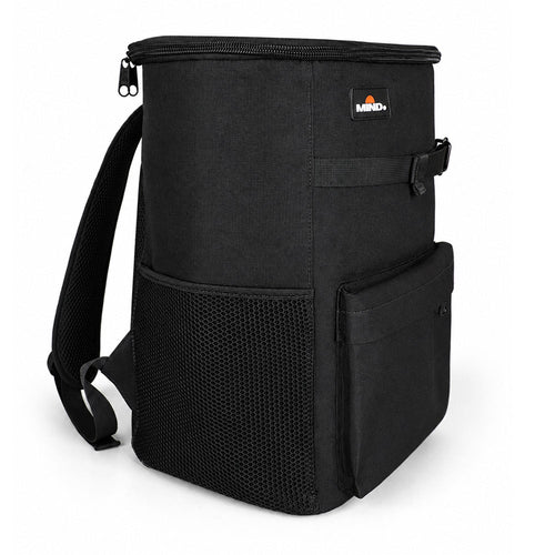 Mochila térmica MIND. All Black em três quartos, com alças acolchoadas e bolso lateral em tela mesh