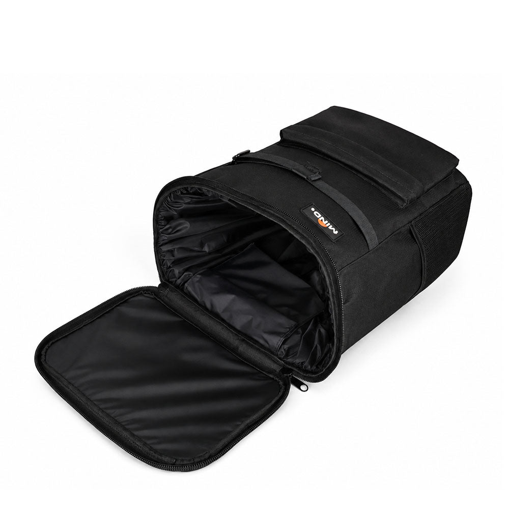 Mochila térmica MIND. All Black aberta, mostrando o forro térmico interno