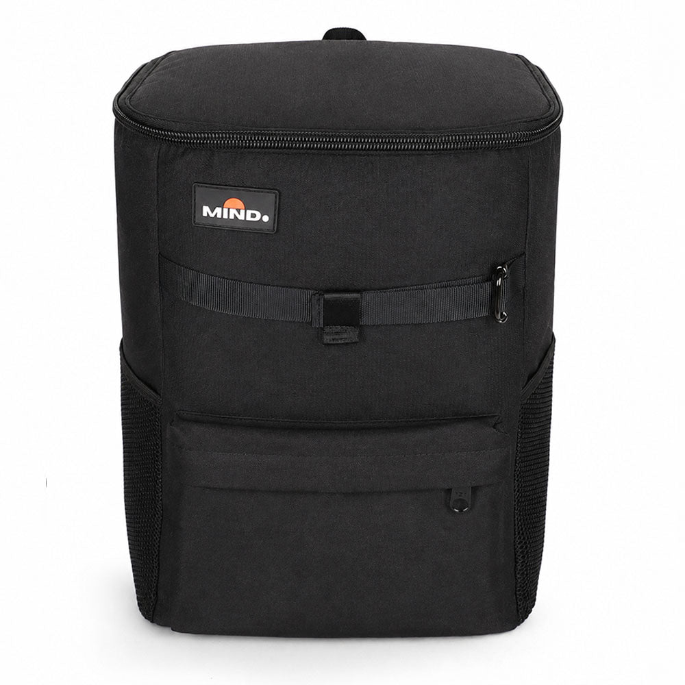 Mochila térmica MIND. All Black de frente, com alça peitoral e bolso frontal